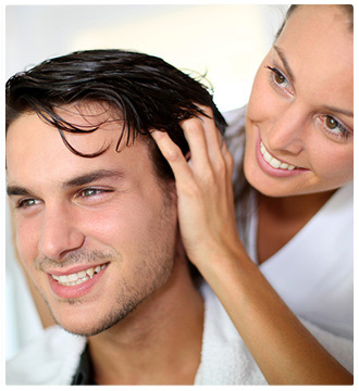 ragazza che si pettina i capelli