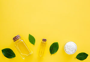 Bottiglia di olio di Manuka con foglie