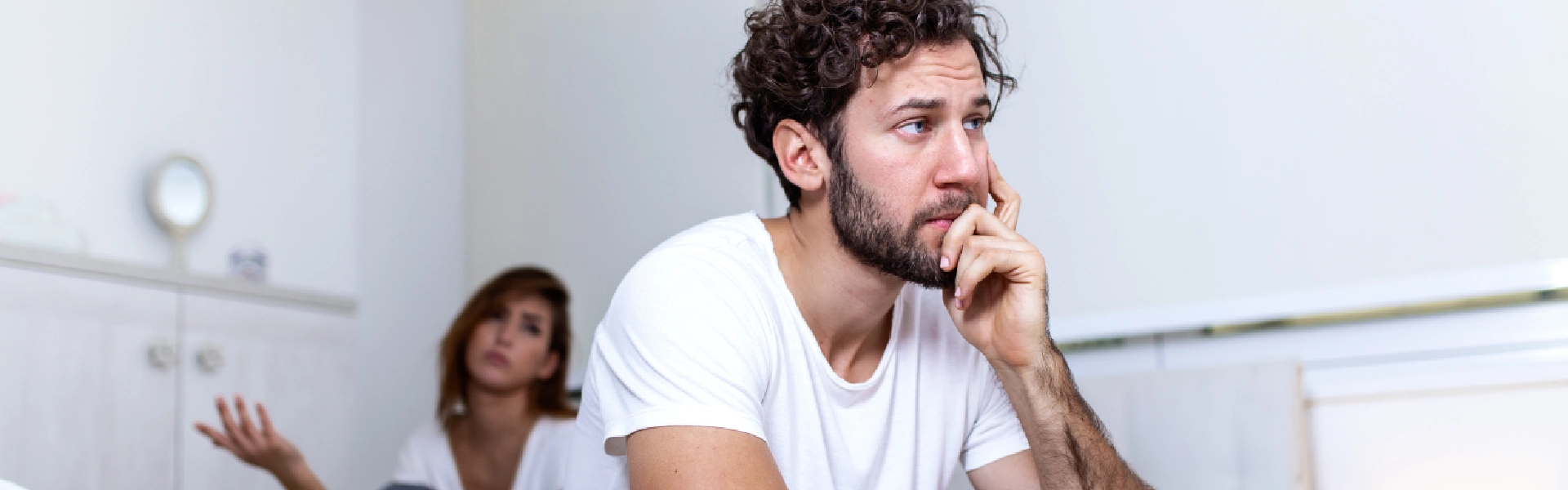 Uomo insoddisfatto per la perdita di erezione durante il rapporto sessuale