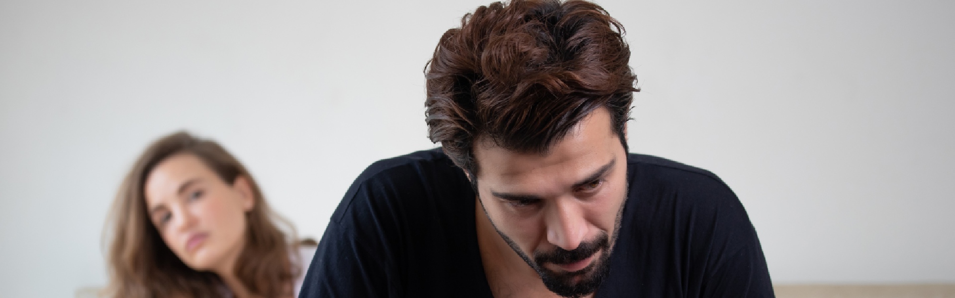 Uomo con problemi di erezione a letto con la propria partner