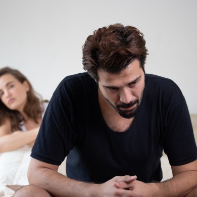 Uomo con problemi di erezione a letto con la propria partner